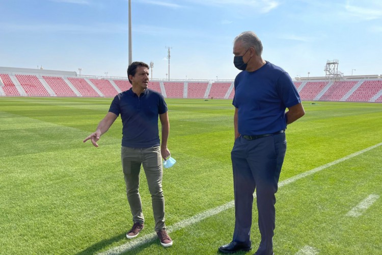 Coordenador técnico Juninho Paulista e técnico Tite em visita da seleção brasileira a CT no Catar