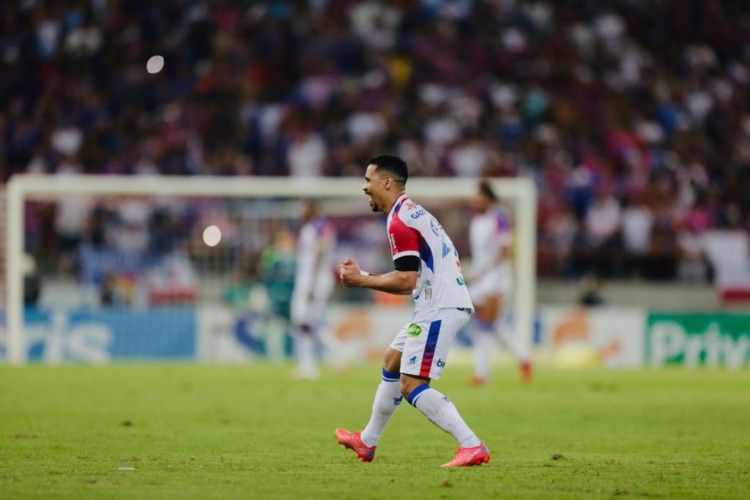 Yago Pikachu comemora gol marcado para o Fortaleza diante do Bahia pela última rodada do Brasileirão 2021. 