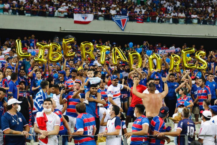 Torcida do Fortaleza faz festa e comemora ida para a Libertadores no Castelão 