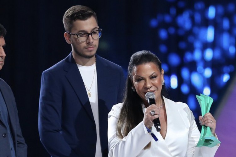 Ruth Moreira, mãe de Marília Mendonça, e seu filho João Gustavo recebem prêmio pela cantora