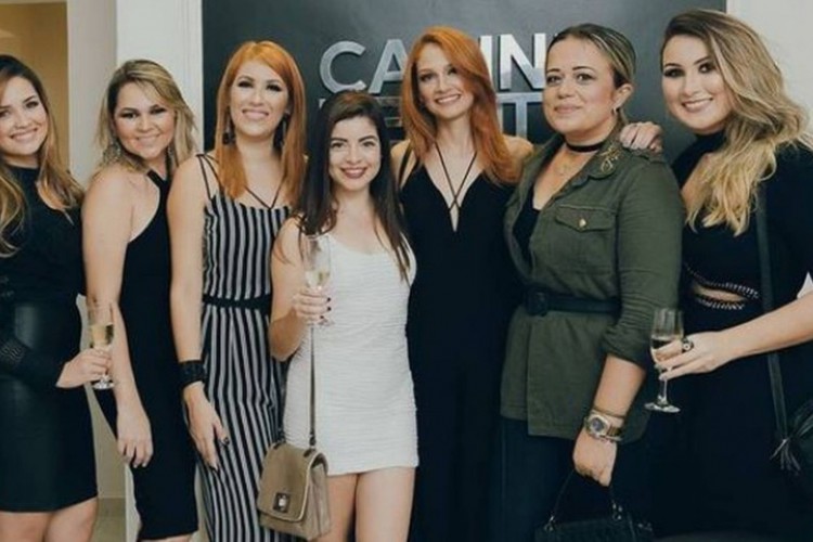 Antes da fama, as influenciadoras posaram juntas em evento de inauguração de um salão de beleza na Paraíba 