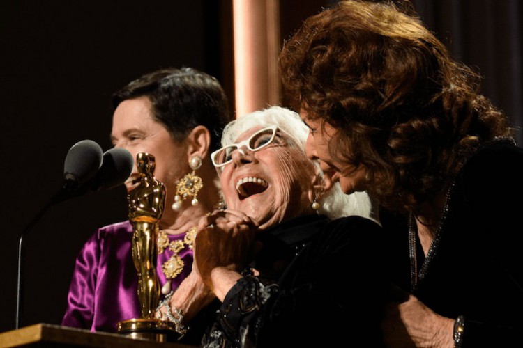 Lina Wertmüller foi a primeira mulher indicada ao Oscar de direção, tendo ganhado uma estatueta honorária em 2020. Na foto, a diretora acompanhada das atrizes Isabella Rossellini (esq) e Sophia Loren (dir)