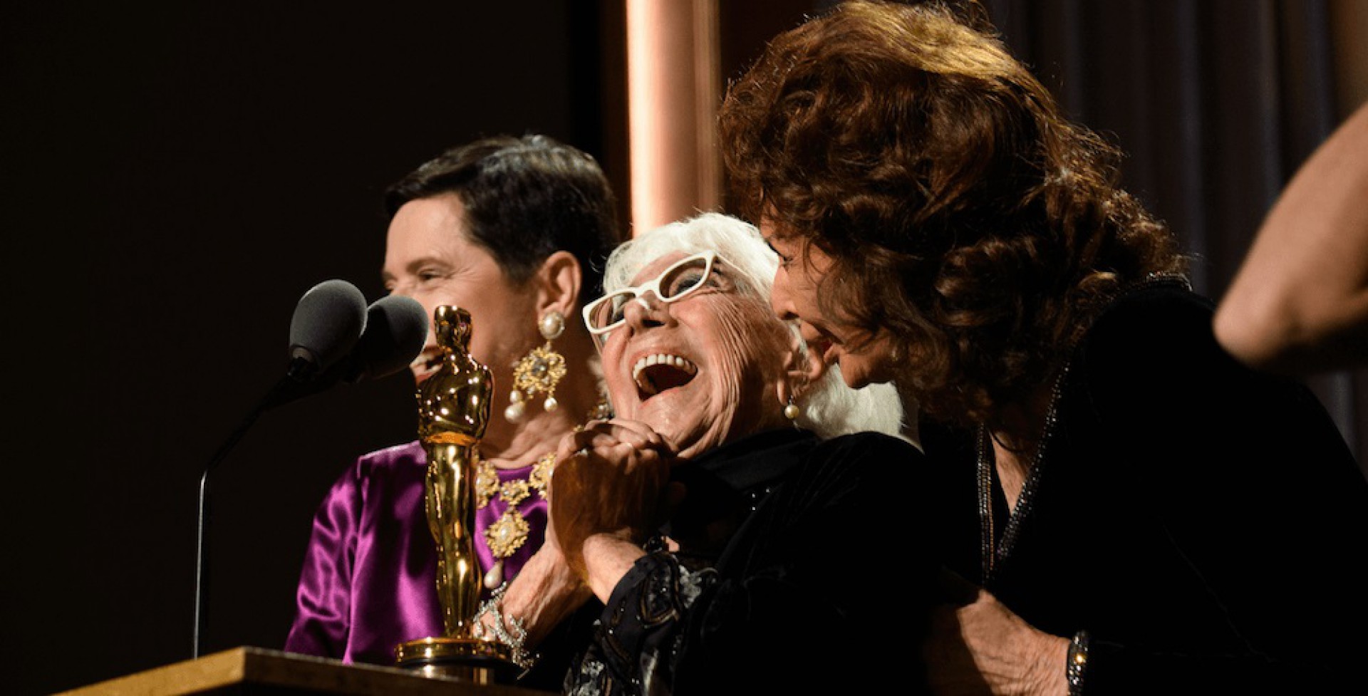 Lina Wertmüller foi a primeira mulher indicada ao Oscar de direção, tendo ganhado uma estatueta honorária em 2020. Na foto, a diretora acompanhada das atrizes Isabella Rossellini (esq) e Sophia Loren (dir) (Foto: The Academy / divulgação)