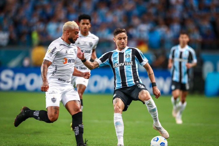 RS - FUTEBOL/CAMPEONATO BRASILEIRO 2021 /GREMIO X ATLETICO-MG - ESPORTES - Lance da partida entre Gremio e Atletico-MG disputada na noite desta quinta-feira, na Arena do Gremio, em partida valida pela Campeonato Brasileiro 2021. FOTO: LUCAS UEBEL/GREMIO FBPA