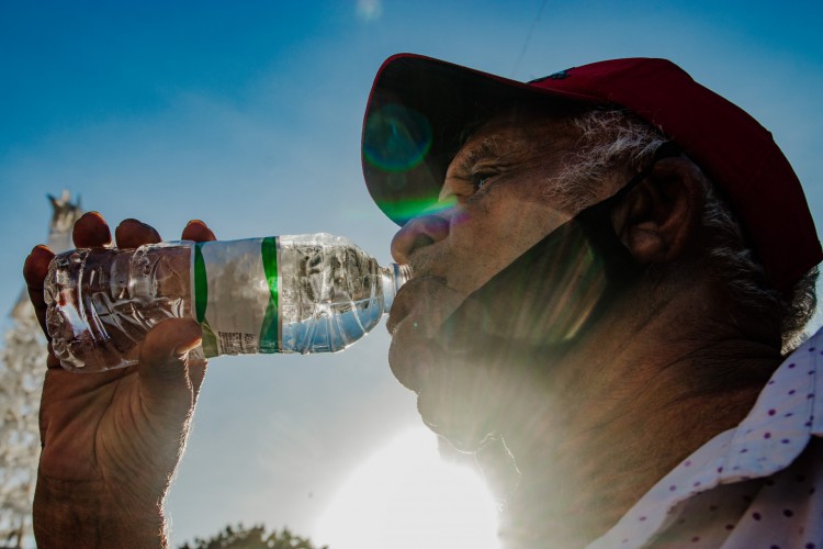 Manter-se hidratado é fundamental para enfrentar a atual onda de calor