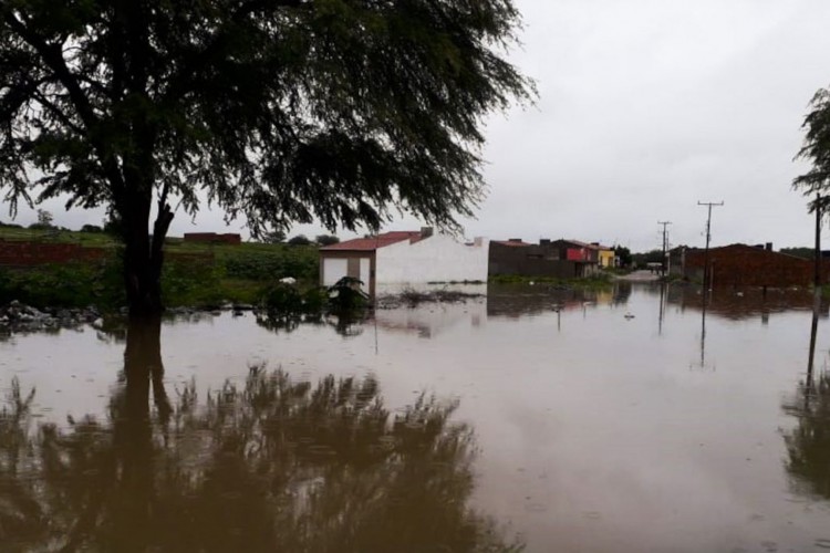 Duas rachaduras na Barragem do Quati, no curso do Rio do Peixe, no povoado de Pedro Alexandre, na divisa da Bahia com Sergipe, estão causando inundações de áreas e bairros do município de Coronel João Sá, a 30 km da barragem.