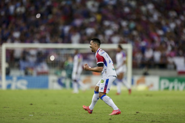 FORTALEZA, CE, BRASIL, 09.12.2021: Fortaleza enfretou o Bahia pela ultima rodada do brasileirão. Pikachu comemorando o gol (Thais Mesquita/OPOVO)