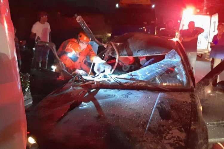 Corpo de Bombeiros resgata mulher presa às ferragens de acidente em Caucaia