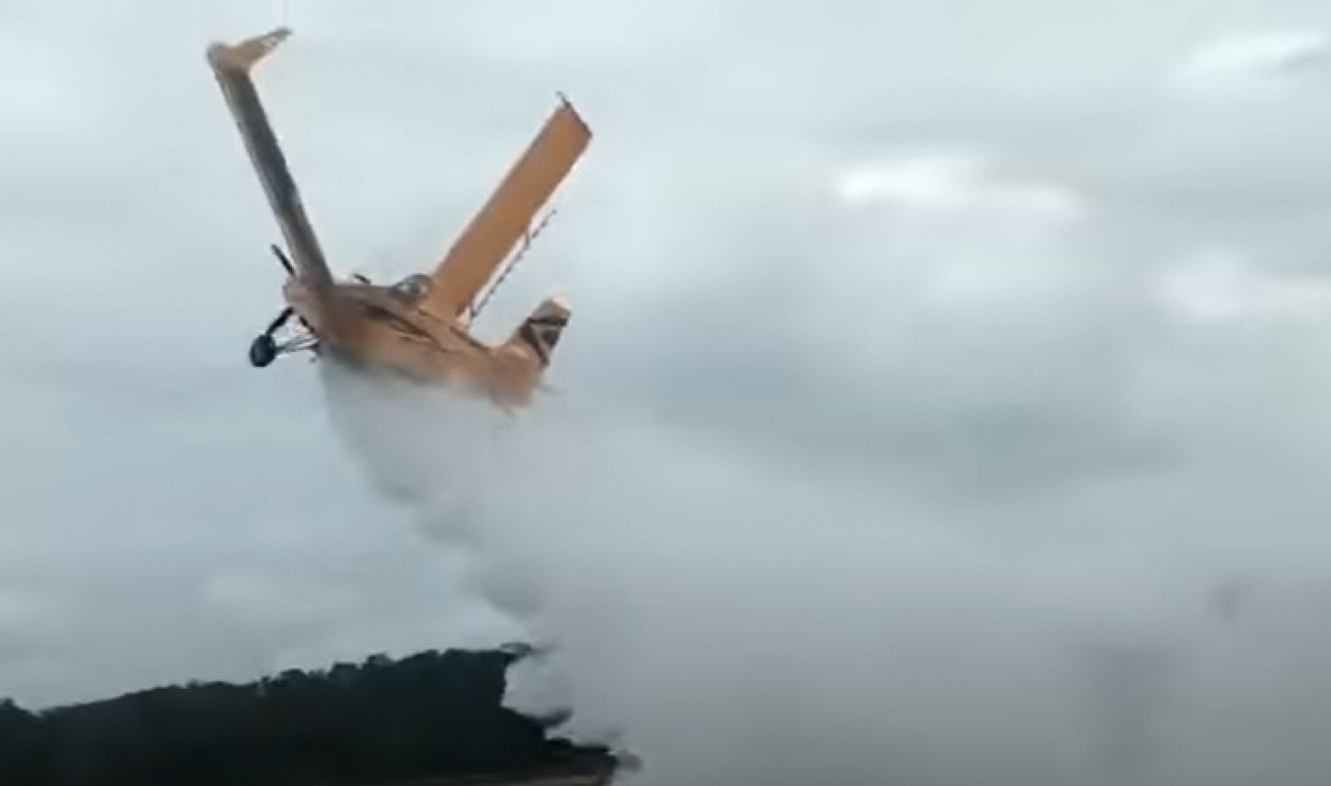 A pulverização aérea de veneno nas plantações está proibida
 (Foto: Reprodução)