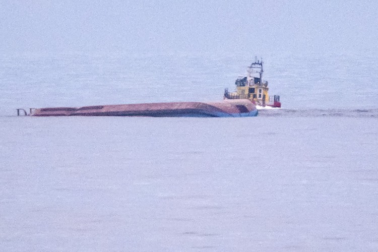 O navio cargueiro dinamarquês emborcado Karin Hoej é fotografado no Mar Báltico, entre a cidade sueca de Ystad e a ilha dinamarquesa de Bornholm, após colidir com o cargueiro britânico Scot Carrier na manhã de segunda-feira, 13 de dezembro de 2021