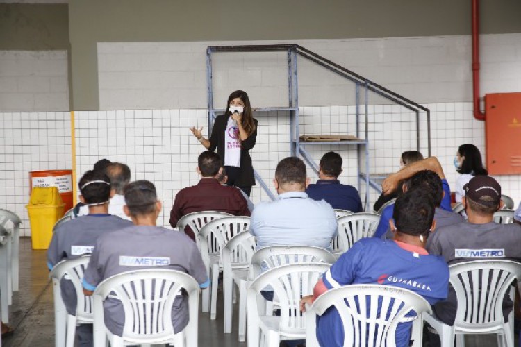 Profissionais dos transportes coletivos participam de palestras nas quais recebem orientações sobre o crime