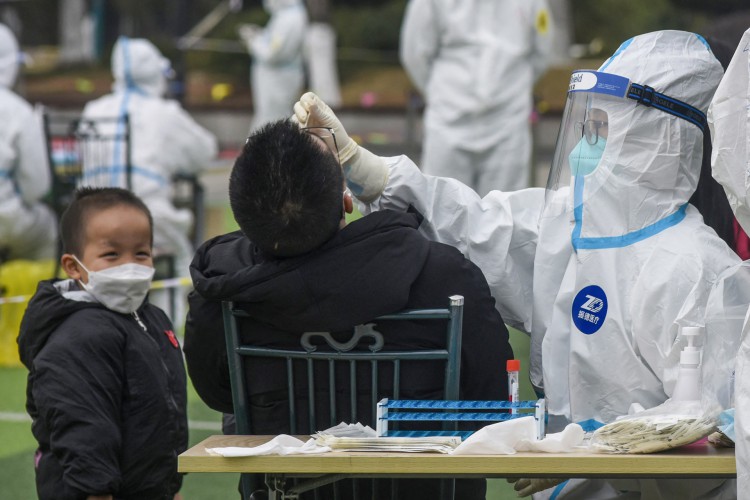 A China registrou, na segunda-feira, o maior número de infecções por covid-19 em seis meses