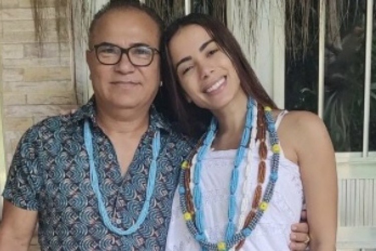 Anitta e seu pai de santo, Sergio Pina, no terreiro de candomblé que frequenta no Rio de Janeiro