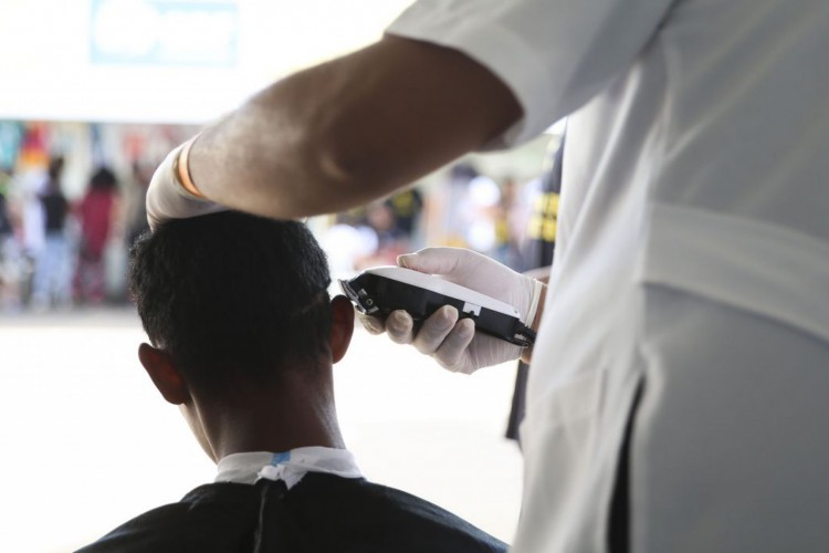 Em comemoração ao Dia Internacional da Juventude, oferece oficinas de beleza, corte de cabelo, design de sobrancelha e esmaltação de unhas