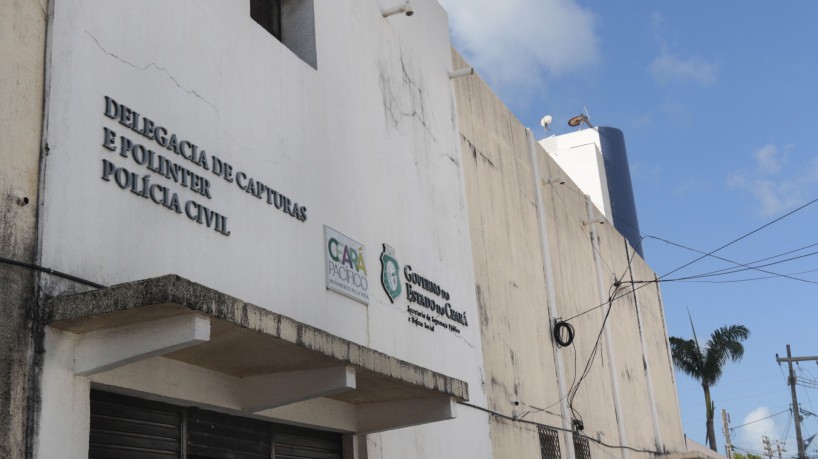 FORTALEZA, CE, 12-12-2021: Fachada da Delegacia de Capturas logo após a saída de Ávine Vinny da prisão. As fotos destacam a fachada do prédio onde o cantor estava detido e uma viatura da Polícia Civil. Centro, Fortaleza. (BÁRBARA MOIRA/ O POVO) 