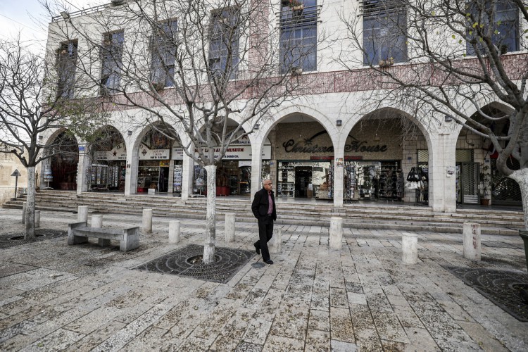 Esta foto tirada em 15 de dezembro de 2021 mostra uma vista da Praça da Manjedoura quase vazia na cidade bíblica de Belém na Cisjordânia, durante a tradicional alta temporada turística, menos de duas semanas antes do Natal