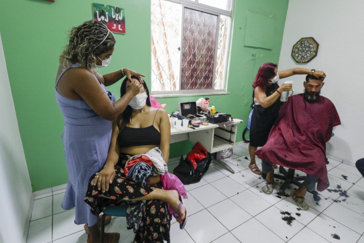 ￼SERVIÇO de beleza foi oferecido no Centro Pop para pessoas que moram na rua