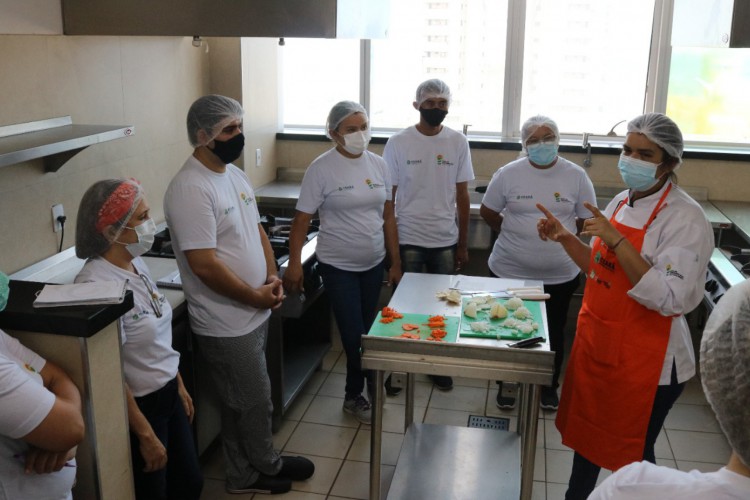 Iniciativa faz parte das atividades práticas dos representantes de associações selecionadas após as aulas de cozinha básica, boas práticas em manipulação de alimentos e empreendedorismo social