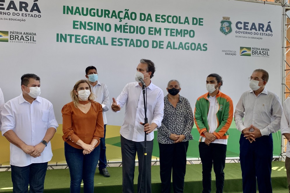 Camilo inaugura Escola de Tempo Integral e promete pacote de