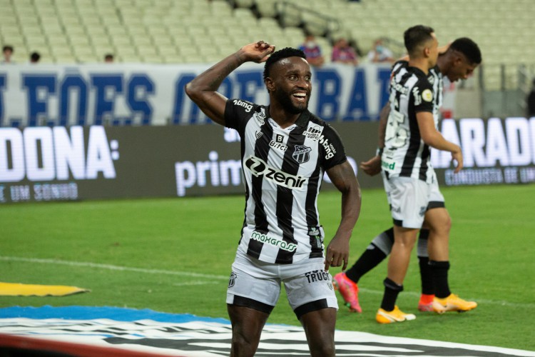 Atacante Steven Mendoza comemora gol no jogo Fortaleza x Ceará, na Arena Castelão, pela Série A