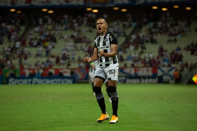 Lateral-esquerdo Bruno Pacheco no jogo Fortaleza x Ceará, na Arena Castelão, pela Série A