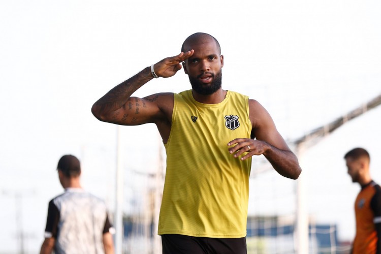 Zagueiro Messias em treino do Ceará no estádio Carlos de Alencar Pinto, em Porangabuçu