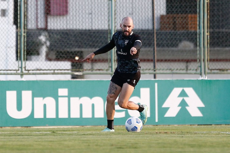 Volante Marlon com a bola em treino do Ceará no estádio Carlos de Alencar Pinto, em Porangabuçu