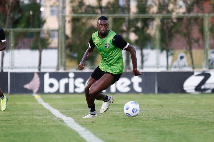 Volante William Oliveira com a bola em treino do Ceará no estádio Carlos de Alencar Pinto, em Porangabuçu