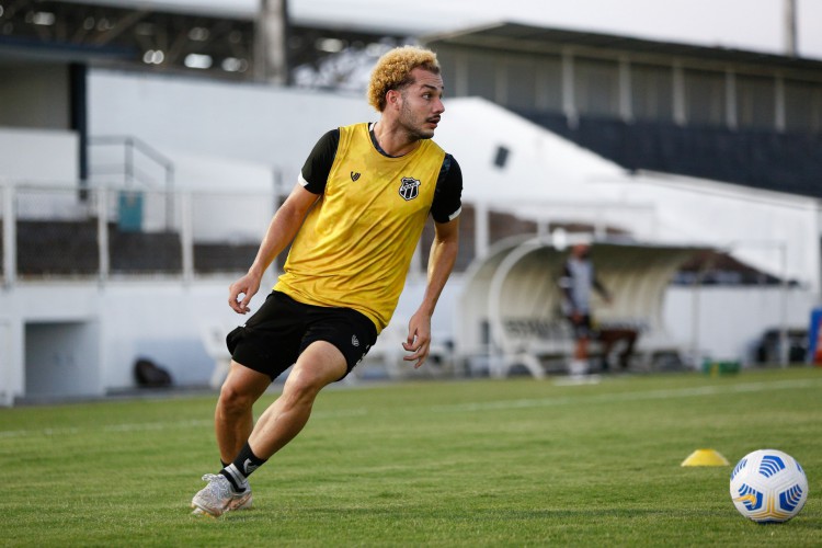 Volante Pedro Naressi com a bola em treino do Ceará no estádio Carlos de Alencar Pinto, em Porangabuçu