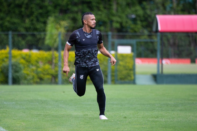 Volante Fernando Sobral em treino do Ceará no CT do São Paulo