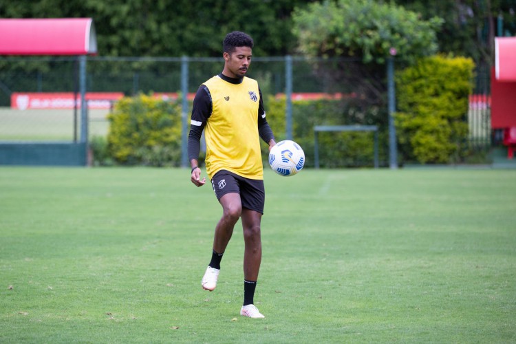 Volante Oliveira com a bola em treino do Ceará no CT do São Paulo