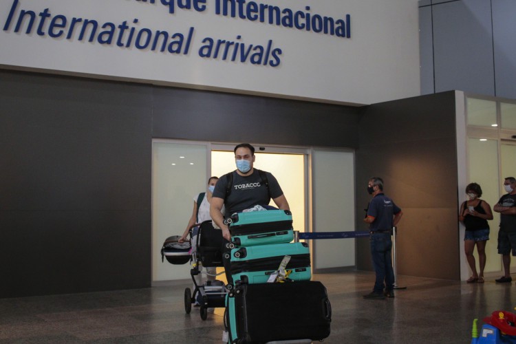 Serviço dos servidores da Receita Federal nas aduanas dos aeroportos segue em atividade normal, apesar da greve nacional.