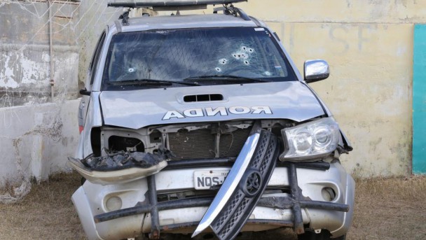 QUIXADÁ, CE, BRASIL, 01-07-2016: Viatura da Polícia Militar, destruída após troca de tiros com quadrilha que resultou na morte de policiais militares. Funeral de policiais militares, mortos em emboscada por quadrilha de criminosos. (Foto: Fábio Lima/O POVO)