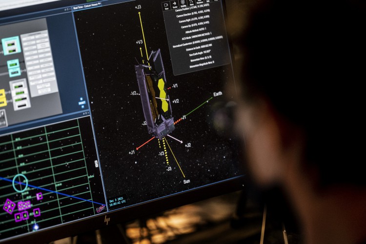 Um desenho técnico é visto na tela enquanto os engenheiros de sistemas Christopher Murray (R) trabalham em seu console no Webb Mission Office antes do lançamento do James Web Space Telescope no Space Telescope Science Institute (STScI) em Baltimore, Maryland