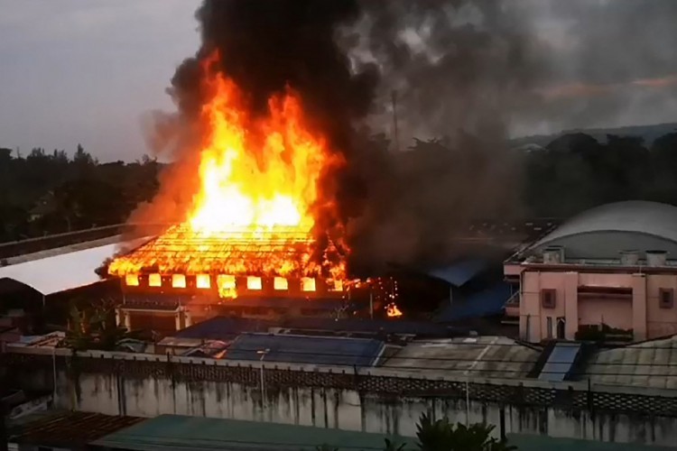 Incêndio provocado por prisioneiros durante um motim de dois dias na prisão em Krabi