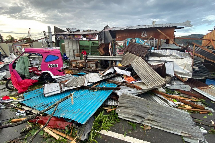 Destroços causados ​​pelo supertufão Rai depois que a tempestade cruzou a cidade de Surigão, na província de Surigao del Norte