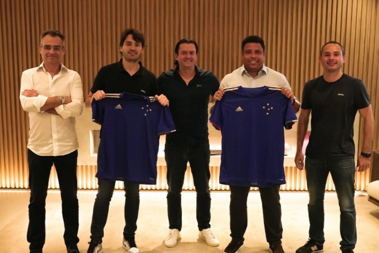 Ronaldo Fenômeno com a camisa do Cruzeiro após a compra do time