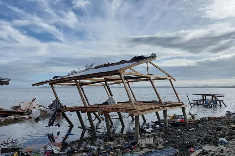 Foto tirada em 17 de dezembro de 2021, foi destruída uma casa que fica ao longo da costa na cidade de Ubay, província de Bohol, no centro das Filipinas.