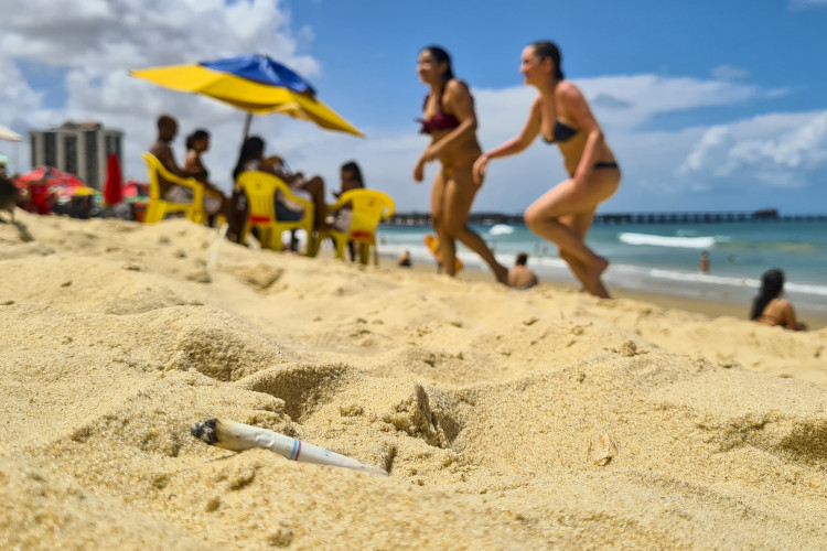 Meio Ambiente - Bitucas de cigarros estão presente em grande quantidade na Praia dos Crush(Foto: FCO FONTENELE)