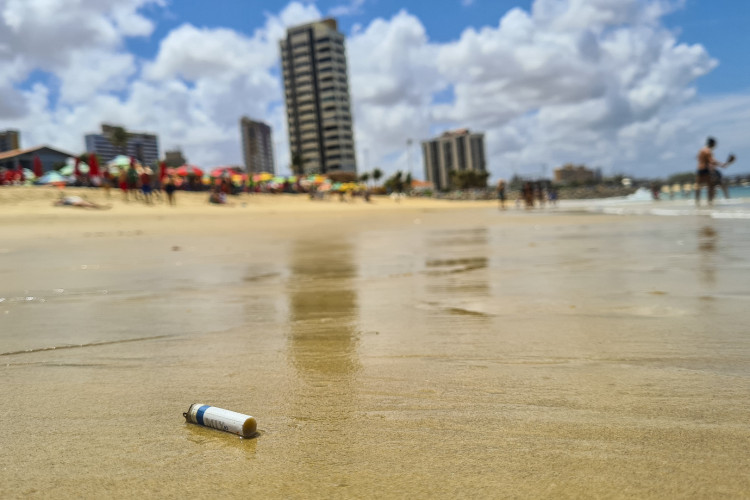 Fortaleza, Ce, BR - 20.12.21 Meio Ambiente - Bitucas de cigaros poluem a Praia dos Crush. (Fco Fontenele/O POVO