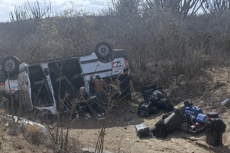 Van transportava 12 pessoas da equipe do cantor Gusttavo Lima. Cinco ficaram feridas e precisaram de atendimento médico