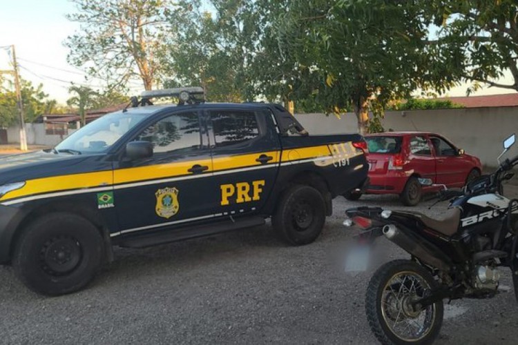 A moto foi apreendida por uma equipe da PRF