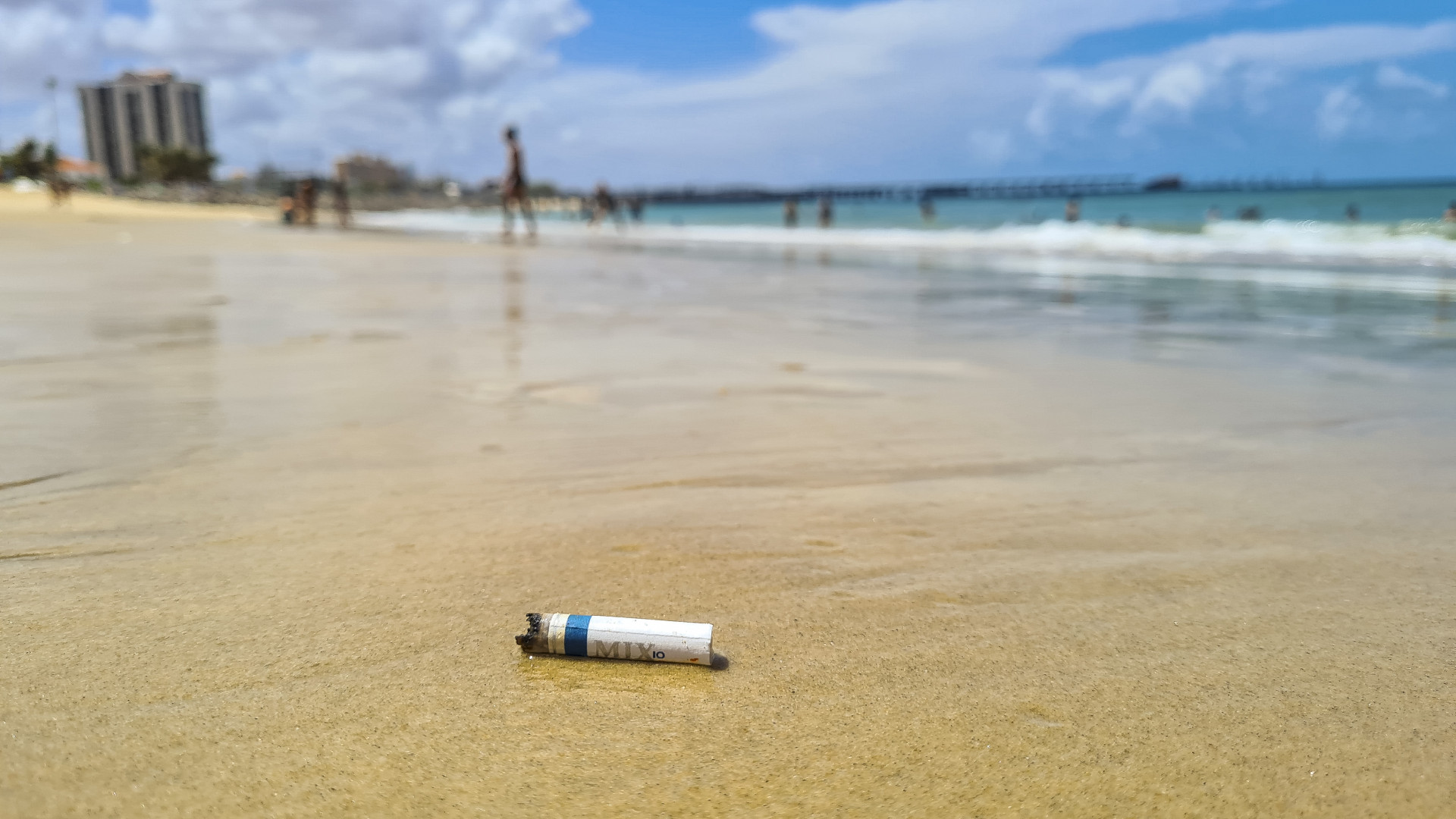 ￼BITUCAS DE CIGARROS representam 38% dos resíduos sólidos descartados na Praia dos Crush (Foto: FCO FONTENELE)