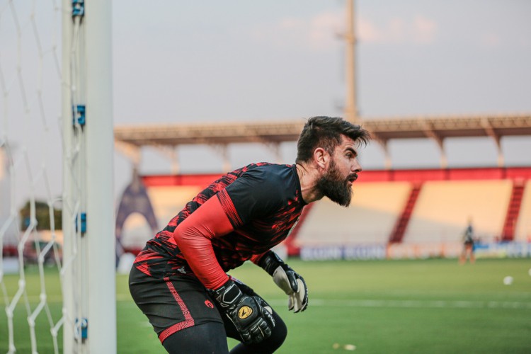 Goleiro Fernando Miguel em aquecimento antes do jogo Atlético-GO x Corinthians, no estádio Antônio Accioly, pela Série A