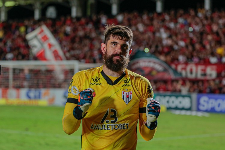 Goleiro Fernando Miguel em aquecimento antes do jogo Atlético-GO x Bahia, no estádio Antônio Accioly, pela Série A