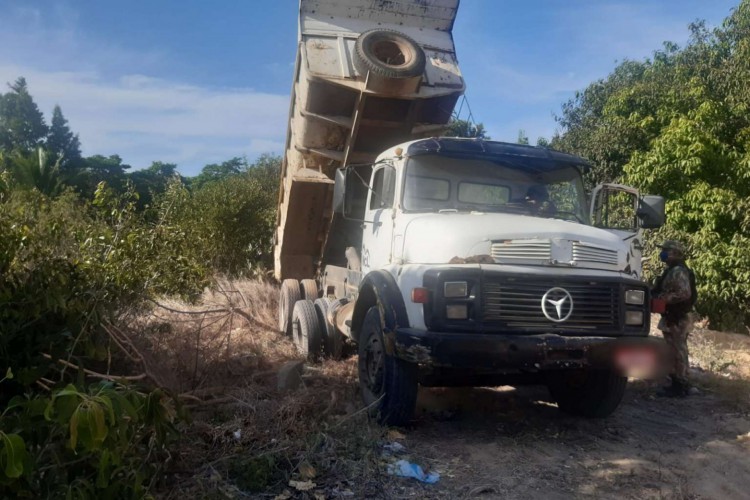 A prisão ocorreu no momento em que o homem descartava cerca de oito metros cúbicos de entulho em Área de Proteção Permanente