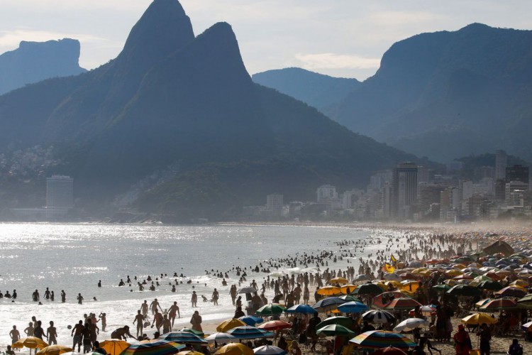  Banhistas no Arpoador curtem dia de verão com 39,5º C e sensação térmica de 50,7º C.