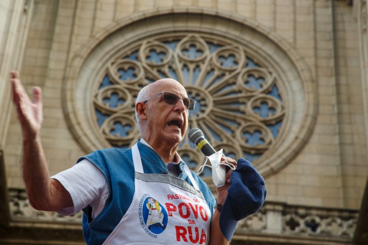 Padre Júlio Lancelotti realiza trabalhos beneficentes em prol de pessoas em situação de rua