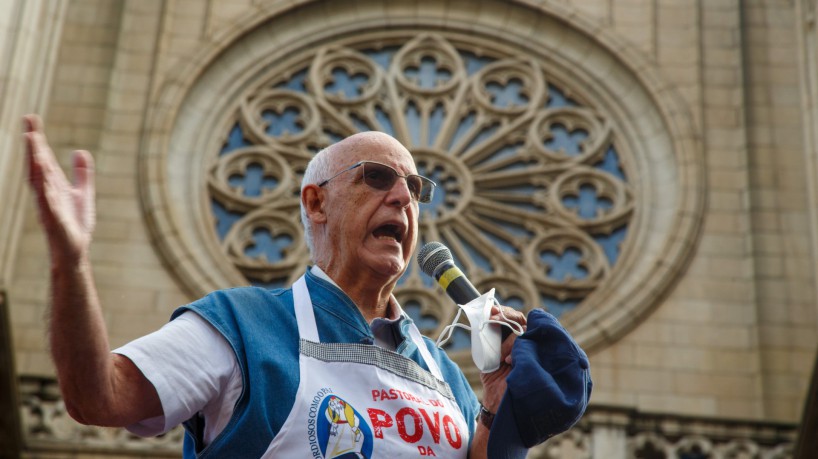 Padre Júlio Lancelotti realiza trabalhos beneficentes em prol de pessoas em situação de rua