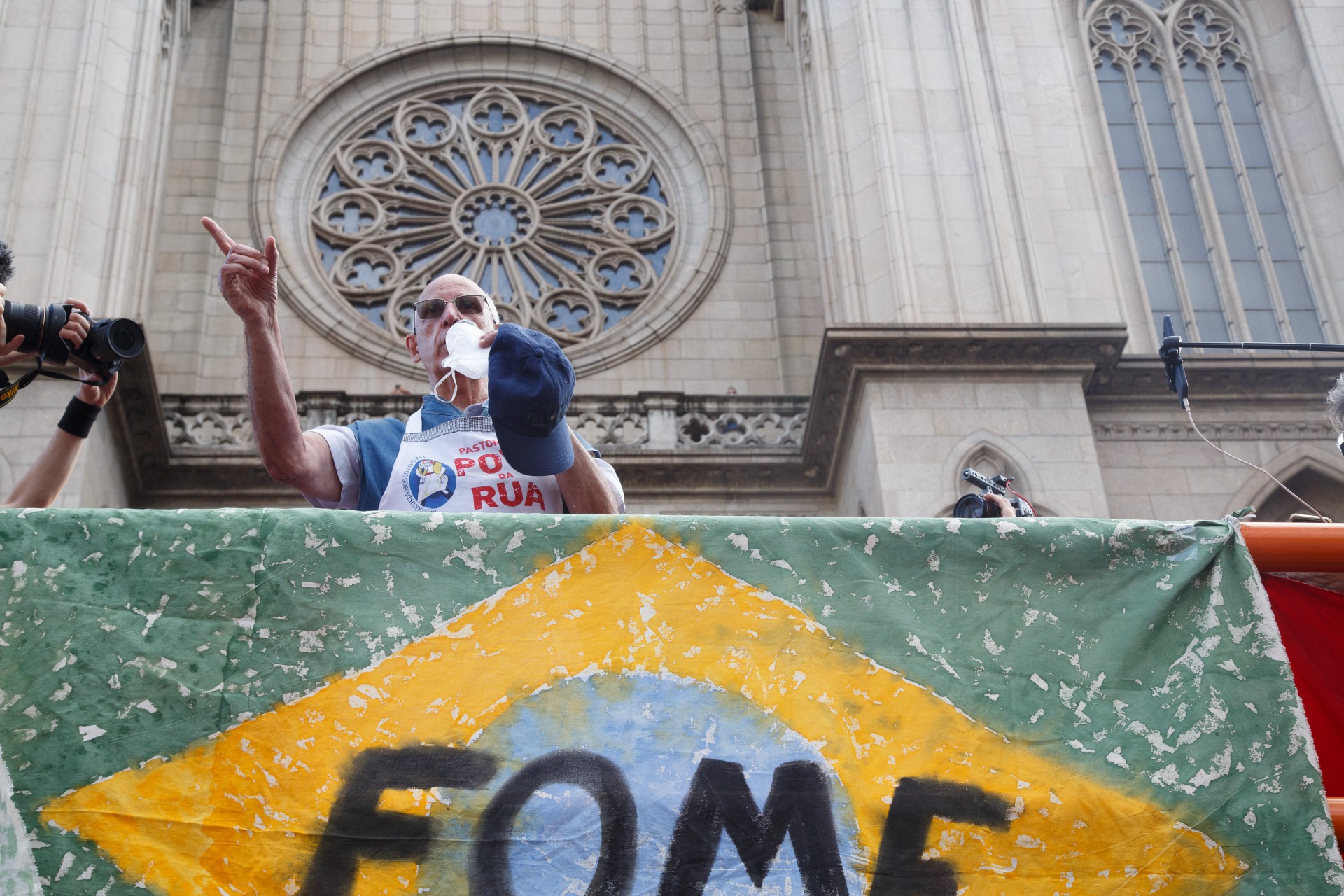 Com atuação na Pastoral do Povo da Rua (São Paulo), Júlio Lancellotti denuncia ações que promovem essa prática. 